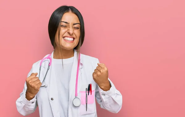 Schöne Hispanische Frau Arztuniform Und Stethoskop Begeistert Für Den Erfolg — Stockfoto