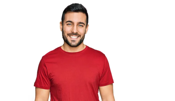 Junger Hispanischer Mann Lässiger Kleidung Der Stehen Positiv Und Glücklich — Stockfoto