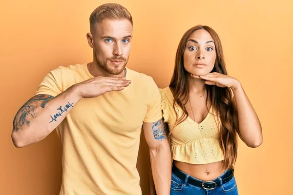 Casal Jovem Namorada Namorado Abraçando Juntos Cortando Garganta Com Mão — Fotografia de Stock