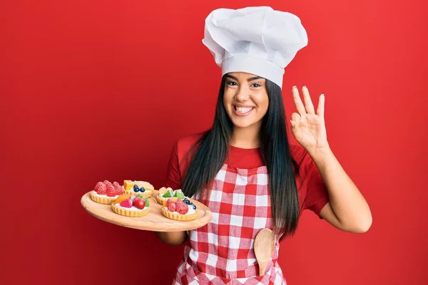 Ung Vacker Latinamerikansk Flicka Bär Bagare Förkläde Hålla Kakor Gör — Stockfoto