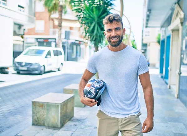 Fiatal Spanyol Férfi Mosolyog Boldog Gazdaság Motorkerékpár Sisak Séta Városban — Stock Fotó