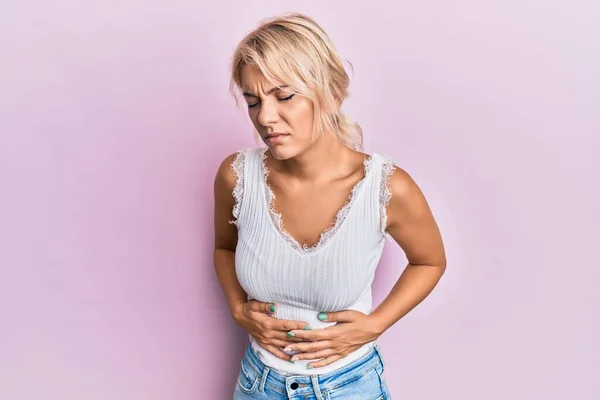 Mladá Blondýnka Nosí Ležérní Oblečení Rukou Břiše Protože Zažívací Potíže — Stock fotografie