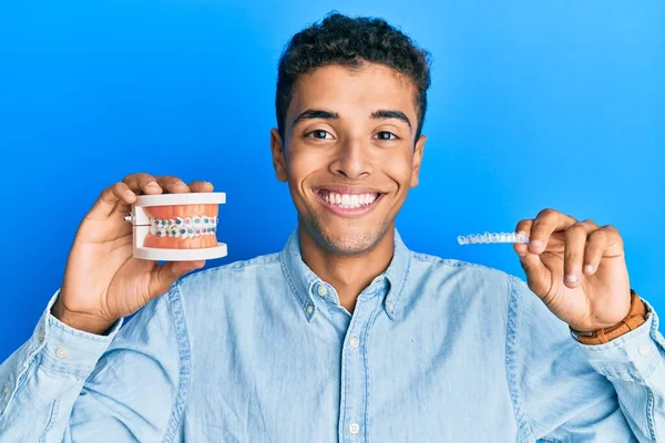 Joven Hombre Afroamericano Guapo Sosteniendo Ortodoncia Alineador Invisible Frenos Sonriendo — Foto de Stock