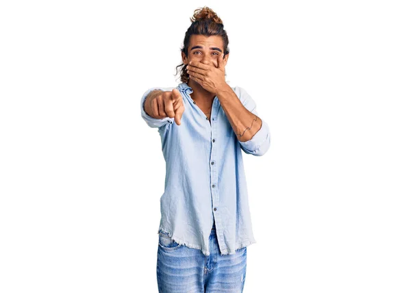 Yaz Stili Giyinmiş Genç Spanyol Adam Sana Gülüyor Eli Ağzında — Stok fotoğraf