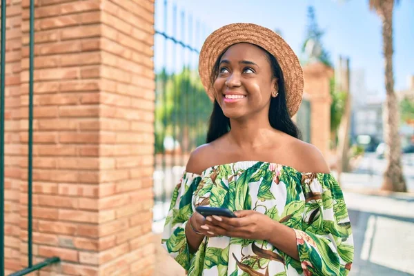 Mladý Africký Americký Turista Žena Dovolené Úsměvem Šťastný Pomocí Smartphone — Stock fotografie