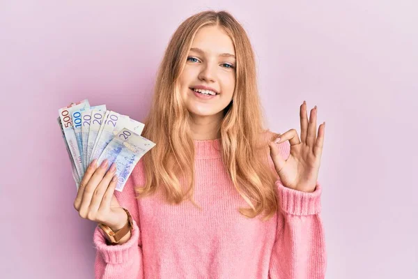 Krásná Mladá Běloška Drží Švédskou Korunu Bankovky Dělá Znamení Prsty — Stock fotografie