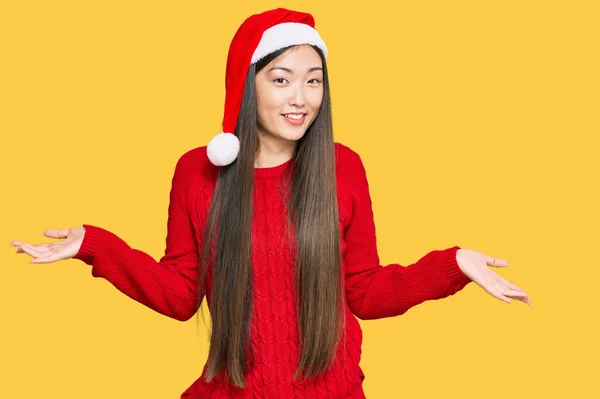 Jovem Chinesa Vestindo Chapéu Natal Sorrindo Mostrando Ambas Mãos Palmas — Fotografia de Stock