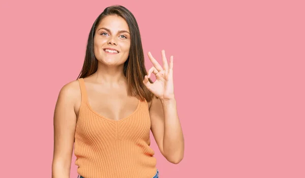 Mujer Caucásica Joven Con Ropa Casual Sonriendo Positiva Haciendo Signo —  Fotos de Stock