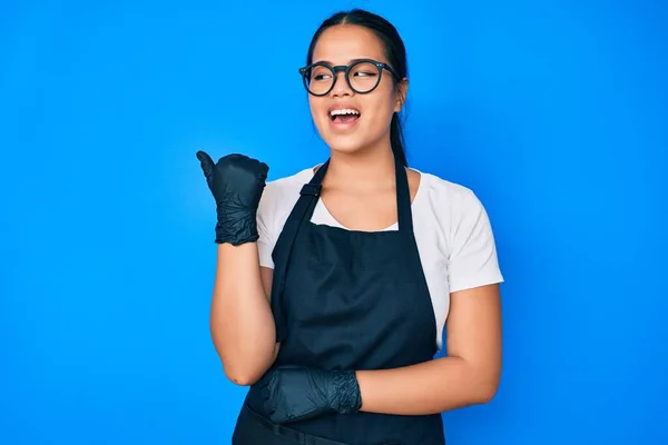 Jovem Bela Menina Asiática Vestindo Avental Profissional Sorrindo Com Rosto — Fotografia de Stock