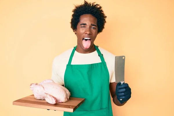 Нахабний Афроамериканець Волоссям Афроамериканця Одягнений Куховарський Фартух Тримаючи Курячий Язик — стокове фото