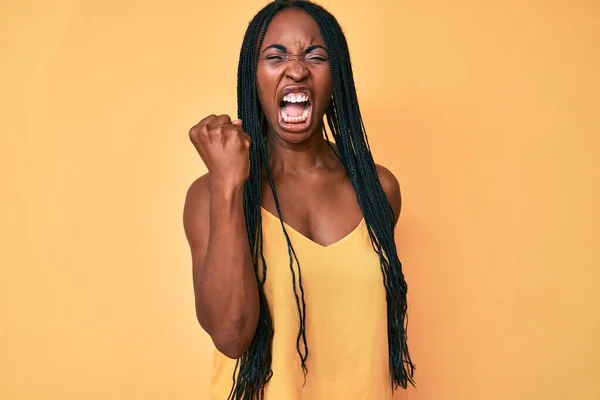 Afroamerykanka Warkoczami Luźnych Ubraniach Wściekła Wściekła Podnosząca Pięść Sfrustrowana Wściekła — Zdjęcie stockowe