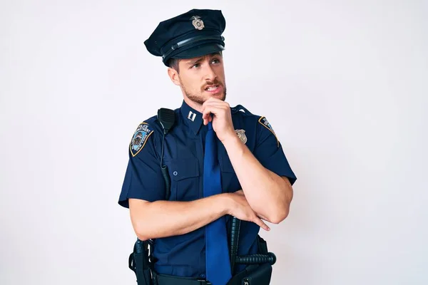 Jovem Caucasiano Vestindo Uniforme Policial Pensando Preocupado Com Uma Pergunta — Fotografia de Stock