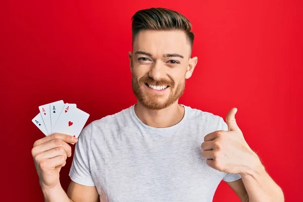 Jeune Rousse Homme Tenant Cartes Poker Souriant Heureux Positif Pouce — Photo