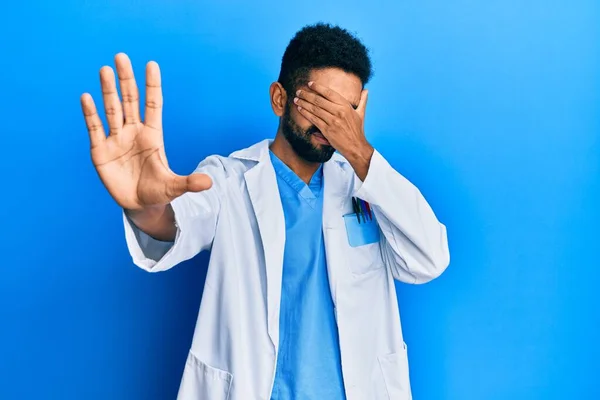 Bel Homme Hispanique Avec Barbe Portant Uniforme Médecin Couvrant Les — Photo