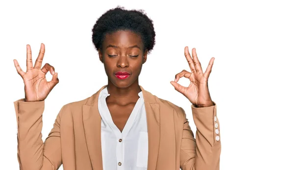 ビジネス用の服を着た若いアフリカ系アメリカ人の女の子は 指で瞑想ジェスチャーを行う閉じて目でリラックスして笑顔 ヨガのコンセプト — ストック写真