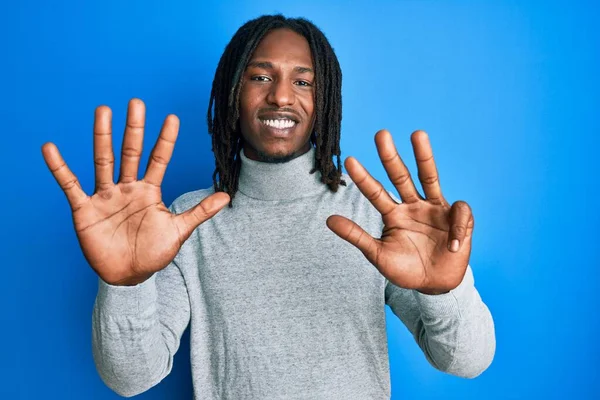 Afro Amerikaanse Man Met Vlechten Dragen Coltrui Tonen Wijzen Met — Stockfoto