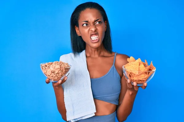 Jonge Afro Amerikaanse Vrouw Draagt Sportkleding Met Nacho Ontbijtgranen Boos — Stockfoto