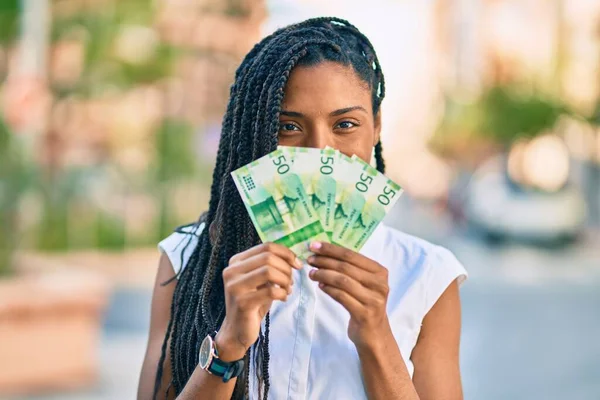 Młoda Afroamerykanka Zakrywająca Usta Banknotami Koron Norweskich Mieście — Zdjęcie stockowe