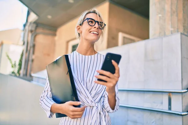 Joven Mujer Negocios Rubia Sosteniendo Carpeta Utilizando Teléfono Inteligente Ciudad — Foto de Stock