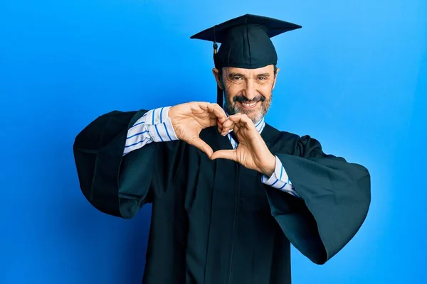 Hombre Hispano Mediana Edad Con Gorra Graduación Bata Ceremonia Sonriendo — Foto de Stock