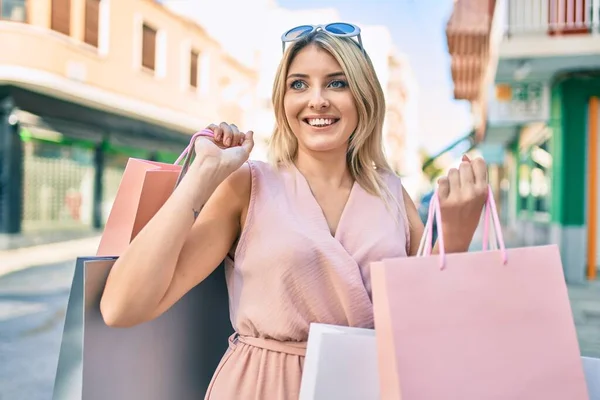 Junge Blonde Frau Lächelt Glücklich Und Hält Einkaufstüten Der Stadt — Stockfoto