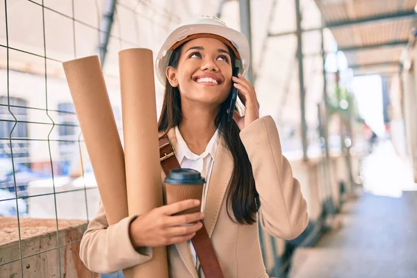 Giovane Ragazza Architetto Latino Possesso Cianografie Utilizzando Smartphone Città — Foto Stock