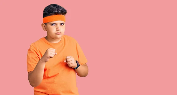 Kleiner Junge Sportkleidung Bereit Mit Einer Geste Der Faustverteidigung Kämpfen — Stockfoto