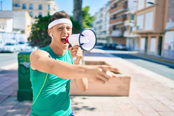 Młody Latynoski Sportowiec Uśmiechnięty Szczęśliwy Spacerując Ulicą Miasta — Zdjęcie stockowe