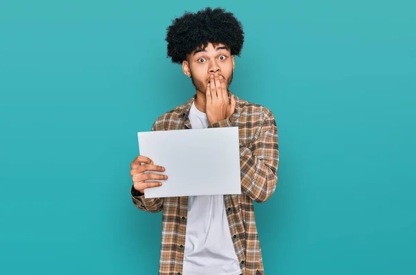 Ung Afrikansk Amerikansk Man Med Afro Hår Håller Tom Fana — Stockfoto