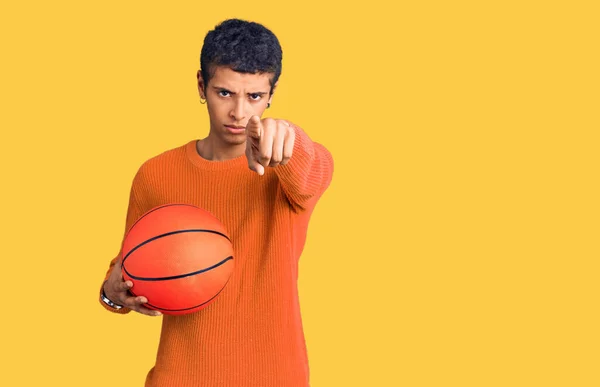 Junger Afrikanisch Amerikanischer Mann Hält Basketballball Und Zeigt Mit Dem — Stockfoto