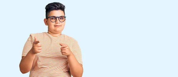 Niño Pequeño Con Ropa Casual Gafas Apuntando Con Los Dedos — Foto de Stock