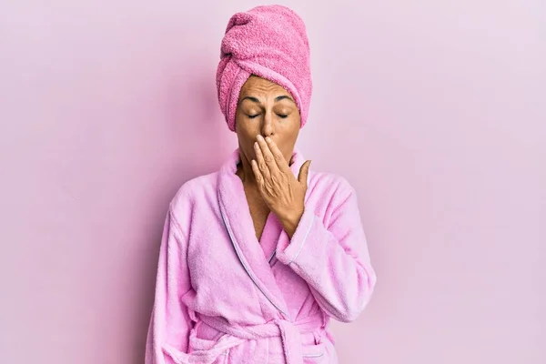 Mujer Hispana Mediana Edad Con Gorra Toalla Ducha Albornoz Aburrida — Foto de Stock