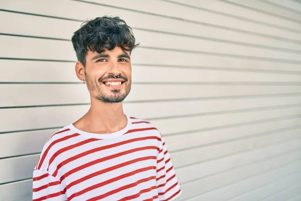 Mladý Hispánec Šťastně Usmívá Opíraje Zeď Ulici Města — Stock fotografie