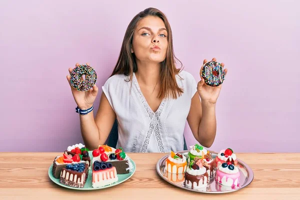 Joven Mujer Caucásica Comiendo Pasteles Para Desayuno Mirando Cámara Soplando —  Fotos de Stock