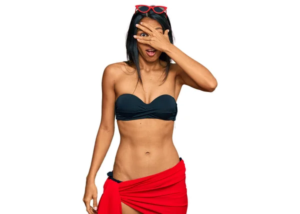 Joven Mujer Afroamericana Vistiendo Bikini Asomándose Shock Cubriendo Cara Ojos — Foto de Stock