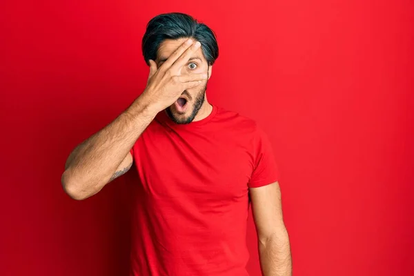 Jonge Spaanse Man Draagt Casual Rood Shirt Gluren Shock Bedekking — Stockfoto