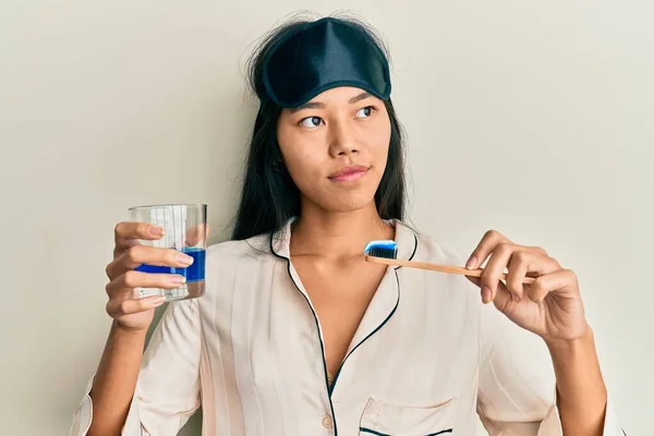 Joven Mujer China Usando Pijama Usando Cepillo Dientes Enjuague Bucal —  Fotos de Stock