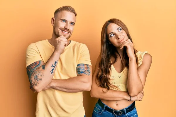 Casal Jovem Namorada Namorado Abraçando Junto Com Mão Queixo Pensando — Fotografia de Stock