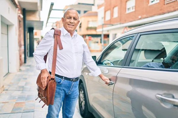 Старший Чоловік Усміхається Щасливий Відкриваючий Автомобіль Місті — стокове фото