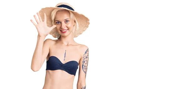 Giovane Donna Bionda Con Tatuaggio Che Indossa Bikini Cappello Estivo — Foto Stock