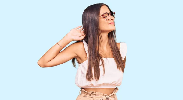 Jeune Femme Hispanique Portant Des Vêtements Décontractés Des Lunettes Souffrant — Photo