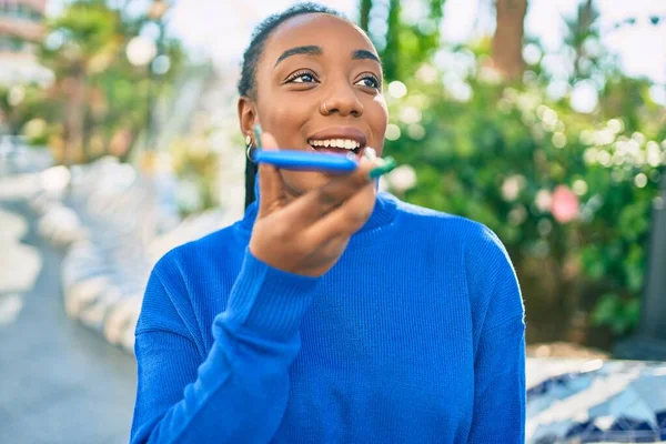 Jovem Afro Americana Sorrindo Feliz Enviando Mensagem Voz Usando Smartphone — Fotografia de Stock