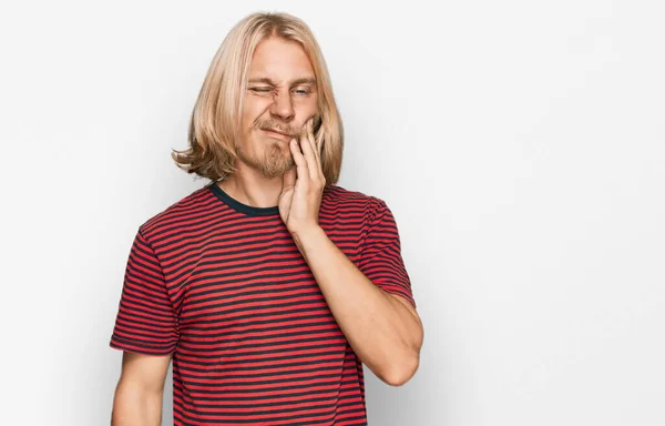 Biały Mężczyzna Blond Długimi Włosami Noszący Luźną Koszulę Paski Dotykającą — Zdjęcie stockowe