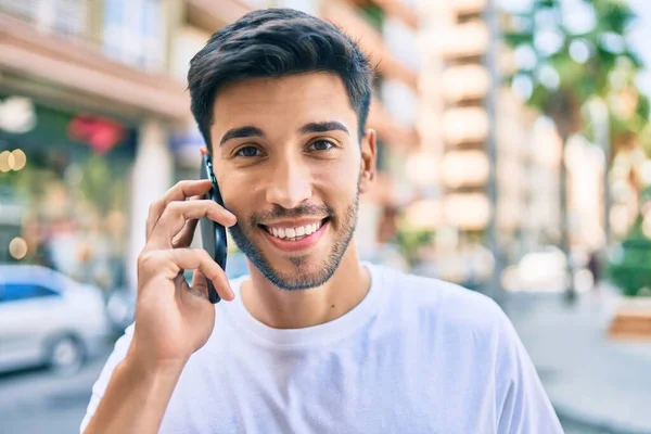 Junger Lateinischer Mann Lächelt Glücklich Und Spricht Auf Dem Smartphone — Stockfoto