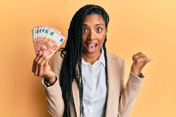 Mujer Afroamericana Con Trenzas Sosteniendo Manojo Billetes Euros Apuntando Con —  Fotos de Stock