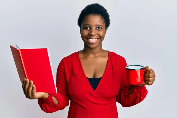 Jovem Africana Com Cabelo Curto Lendo Livro Bebendo Uma Xícara — Fotografia de Stock