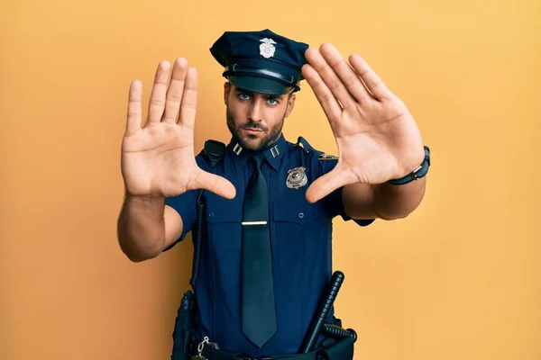Hombre Hispano Guapo Vistiendo Uniforme Policía Haciendo Marco Usando Manos — Foto de Stock