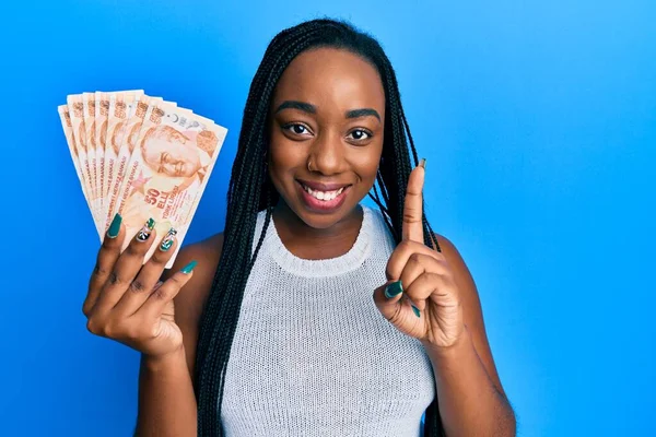 Joven Mujer Afroamericana Sosteniendo Billetes Liras Turcas Sonriendo Con Una —  Fotos de Stock