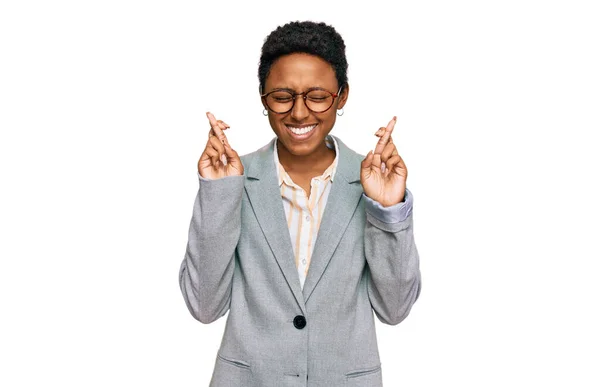 Mladá Afrikánská Američanka Oblečená Obchodním Oděvu Zkřížila Prsty Usmívala Nadějí — Stock fotografie