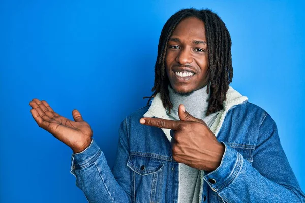 Hombre Afroamericano Con Trenzas Con Chaqueta Vaquera Casual Asombrado Sonriendo —  Fotos de Stock